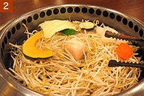 先にもやしを鉄板の上に